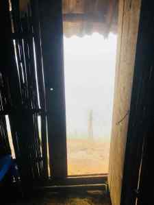 Chez Sing, Paysage dans la brume à travers la porte - Région de Sapa - Vietnam