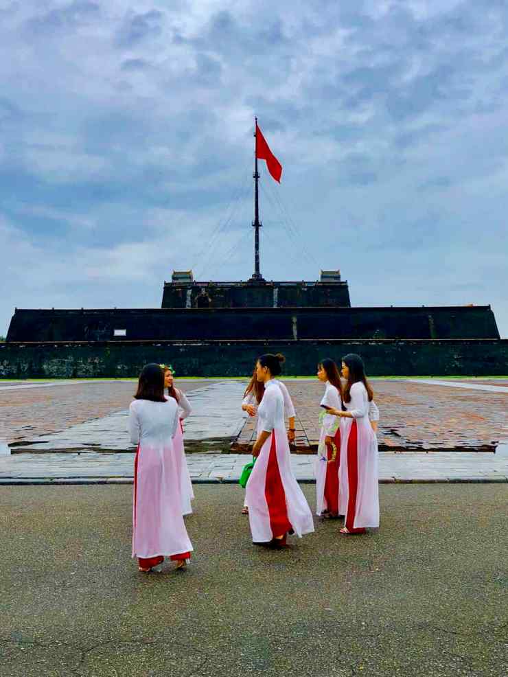 Jeunes filles devant le bastion de la cité impériale - Hue - Vietnam