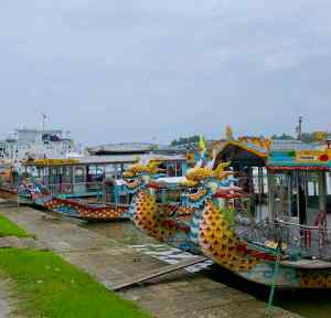 Bateaux-dragons sur la rivière aux parfums - Hue - Vietnam