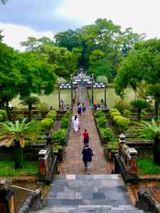 Dans les jardins du mausolée de Ming Mang - Hue - Vietnam