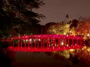Petit pont sur le Lac de l'Epée Restituée- Hanoï - Vietnam