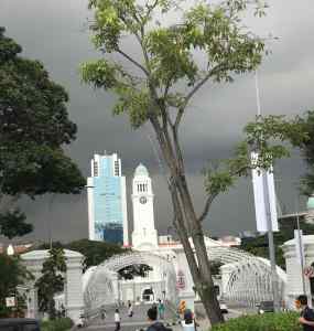 Orage imminent sur la cathédrale et les buildings - Singapour
