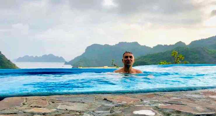 Petit bain d'eau douce avec la baie de Lan Ha en toile de fond - Ile de CatBa - Vietnam