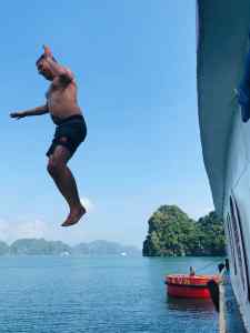 Sauter du bateau dans les flots de la Baie d'Halong - Vietnam