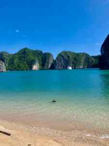 Nager dans la baie d'Halong - Vietnam