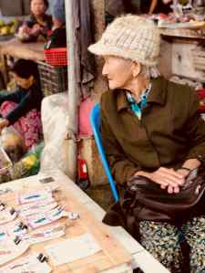 Vieille dame à la loterie - Marché de Hoi An - Vietnam