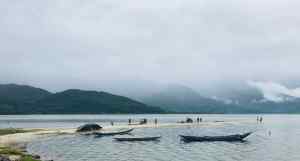 Langue de sable perdu dans un Paysage de fjord norvégien - Région de Da Nang - Vietnam