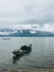 Paysage de fjord norvégien et barques vietnamiennes - Région de Da Nang - Vietnam
