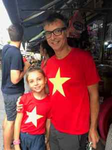 Père et fille arborant le drapeau Vietnamien - Can Tho - Vietnam