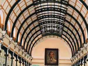 Intérieur de la poste à l'ossature Eiffel et Portrait d'Ho Chi Minh - Saigon - Vietnam