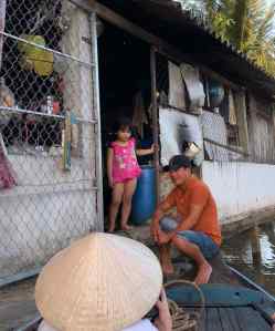 Petite marchande et son magasin sur pilotis - Can Tho - Vietnam