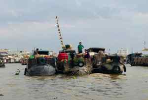 Bateaux du marché flottant et "perche à légumes" - Can Tho - Vietnam