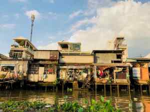 Maisons sur pilotis - Linge et casseroles en exposition - Can Tho - Vietnam