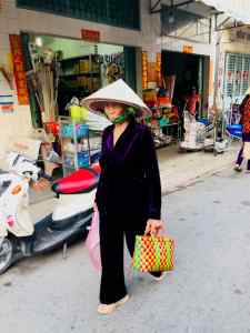 Vieille mamie sur le marché de Can Tho - Vietnam