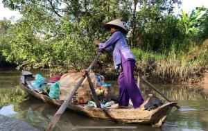 Femme à la barque sur le Mekong - Can Tho - Vietnam