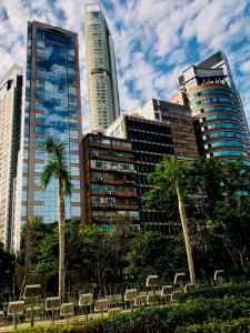 Les empreintes de mains de stars du Garden of Stars et les gratte-ciels de Tsim Sha Tsui en arrière plan - Hong Kong
