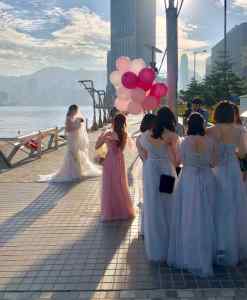 Jolie mariée sur la promenade de Tsim Sha Tsui - Hong-Kong