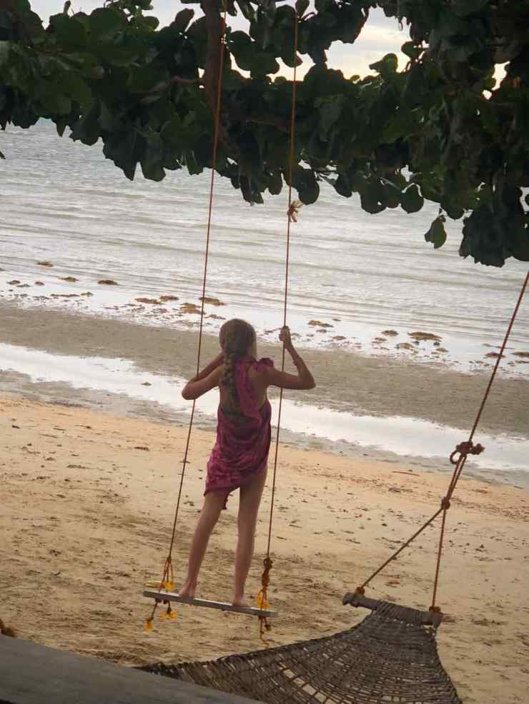Eden à la balançoire - Sur notre plage de Sibaltan - Palawan - Philippines