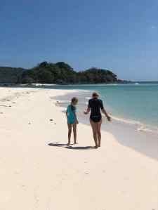 Conversation sur la plage - Palawan - Philippines