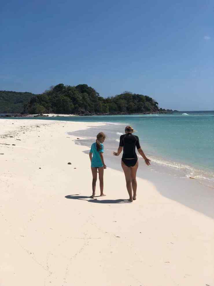 Conversation sur la plage - Palawan - Philippines