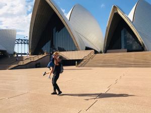 Père et fille devant l'opéra de Sydney - Australie