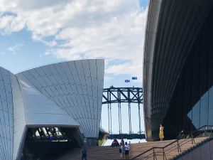 Point de vue sur le pont de Sydney avec ses drapeaux, depuis le parvis de l'opéra - Sydney - Australie