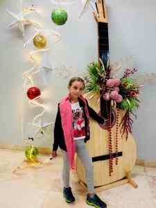 Aéroport de Cebu - Eden devant une guitare traditionnelle géante - Philippines