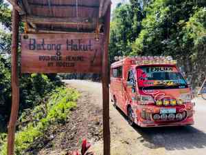 Notre jeepney devant le "healer" - Siquijor - Philippines