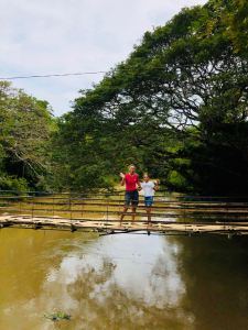 Eden et Juliette sur le pont de Tibao - Bohol - Philippines