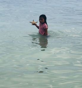 Petite fille à l'étoile de mer - Dumaluan Beach - Panglao - Bohol - Philippines