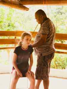 Eden auscultée par le guérisseur - Siquijor - Philippines