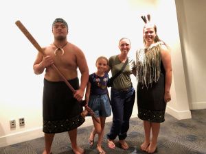 Pause parmi les danseurs Maoris - Musée d'Auckland - Nouvelle-Zélande
