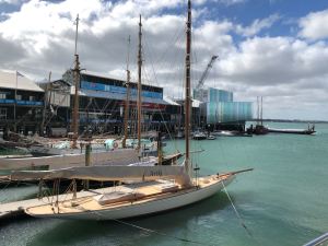 Voilier de compétition dans le port d'Auckland - Nouvelle Zélande
