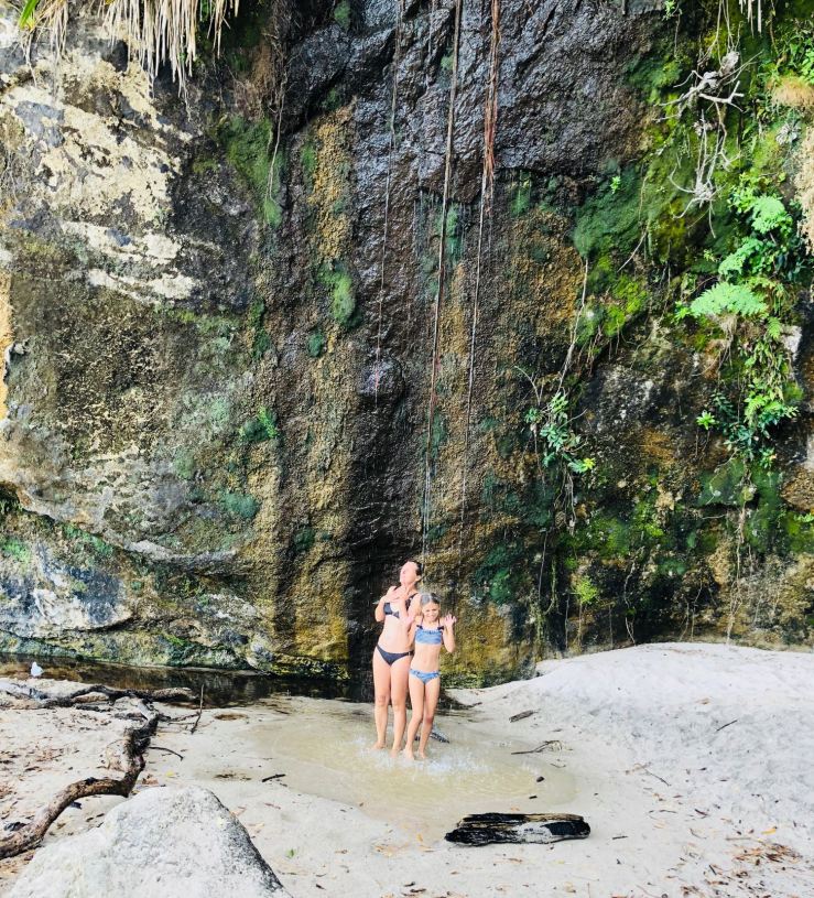Après le bain de mer, douche sous la cascade - Cathedral Cove - Coromandel - Nouvelle Zélande
