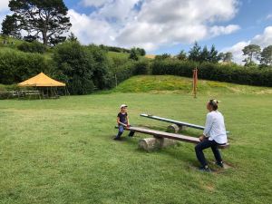Où sont Pinpin et Merry ? - Place des fêtes - Hobbiton - Nouvelle-Zélande