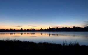 Coucher de soleil sur notre petit lac près de Wai O Tapu - Nouvelle-Zélande