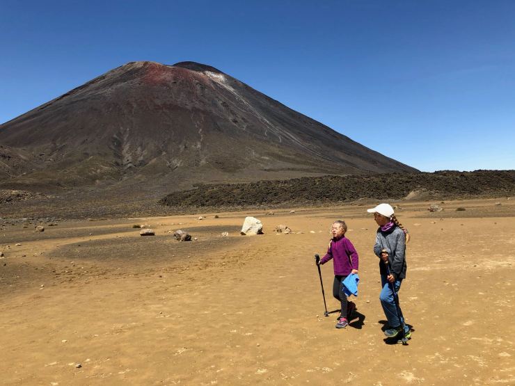 Les filles traverses le cratère Sud en taillant la bavette - Tongariro Alpine Crossing - Nouvelle-Zélande
