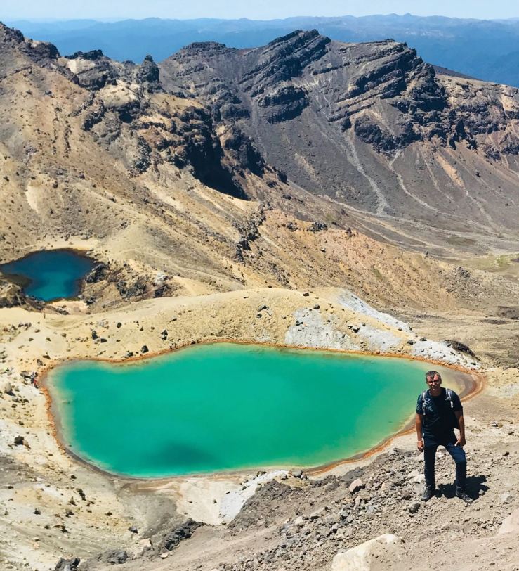 Geoffrey au bord des lacs émeraude - Tongariro Alpine Crossing - Nouvelle-Zélande