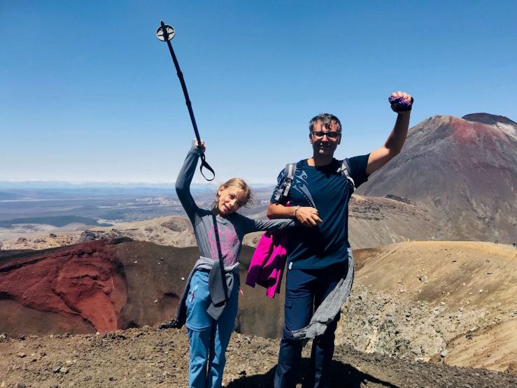 On est en haut !! Geoffrey et Eden devant le cratère rouge - Tongariro Alpine Crossing - Nouvelle-Zélande