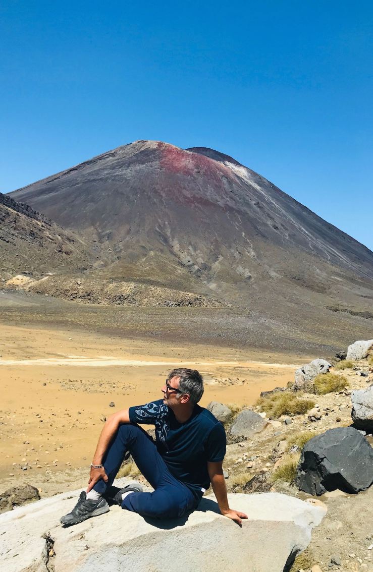 Pause dans le cratère Est - Tongariro Alpine Crossing - Nouvelle-Zélande