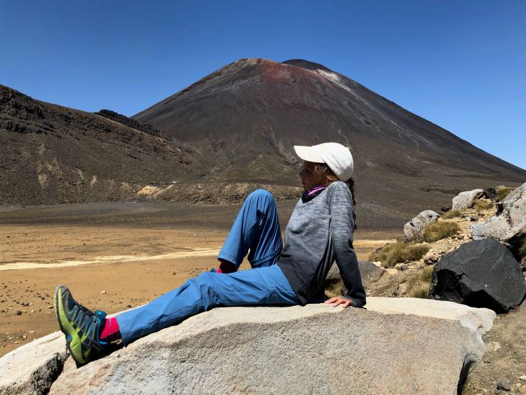 Pause dans le cratère Est - Tongariro Alpine Crossing - Nouvelle-Zélande