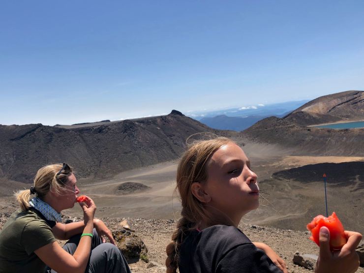 Pause pique nique dans paysage grandiose - Tongariro Alpine Crossing - Nouvelle-Zélande