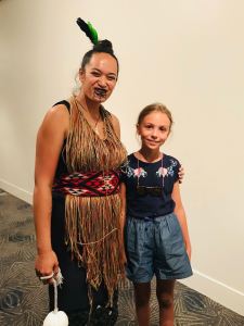 Pause avec les danseurs Maoris - Musée d'Auckland - Nouvelle-Zélande