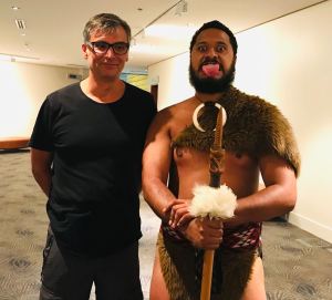 Geo ne voit pas la tête de son pote ! - Pause avec les danseurs Maoris - Musée d'Auckland - Nouvelle-Zélandene voit pas la tête de son pote ! - Pause avec les danseurs Maoris - Musée d'Aukland - Nouvelle-Zélande