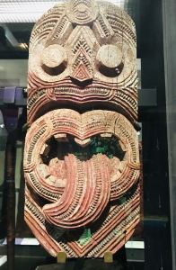 Sculpture sur bois traditionnelle Maori - Musée d'Auckland - Nouvelle Zélande