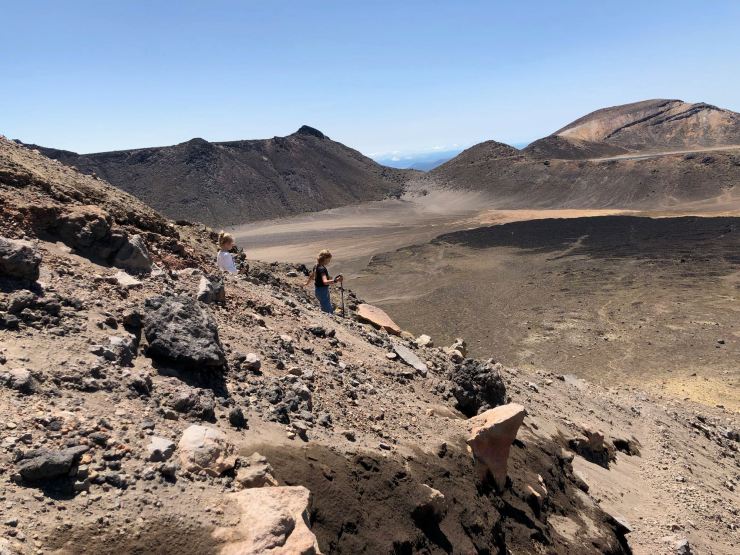 Petite fille au milieu de l'immense cratère - Tongariro Alpine Crossing - Nouvelle-Zélande