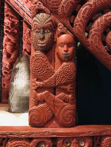 Sculpture sur le whare nui - Musée d'Auckland - Nouvelle Zélande