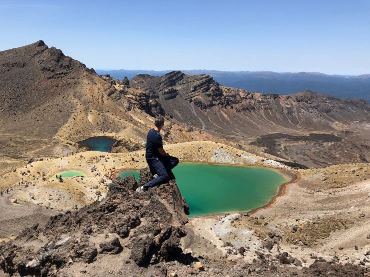 Geoffrey pause devant les Lacs Emeraude - Tongariro Alpine Crossing - Nouvelle-Zélande
