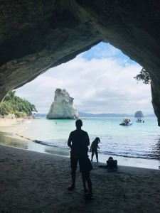 Geoffrey et Eden sous l'arche de Cathedral Cove - Coromandel - Nouvelle-Zélande