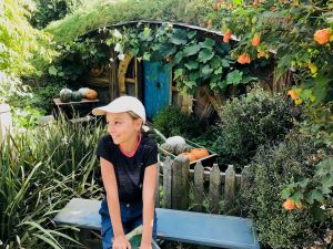 Eden se sent chez elle avec ces maisons à sa taille - Trou de Hobbit - Hobbiton - Nouvelle-Zélande